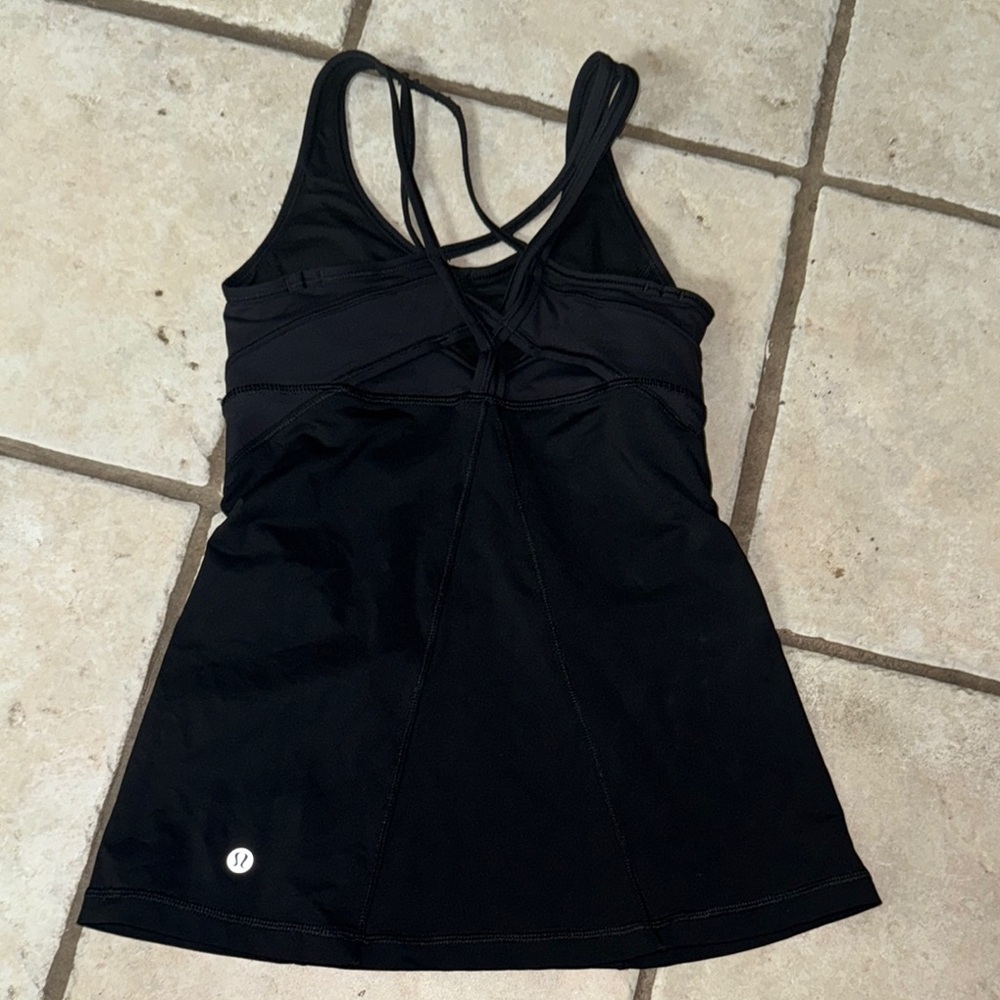 Lululemon black criss-cross top w/built in bra
